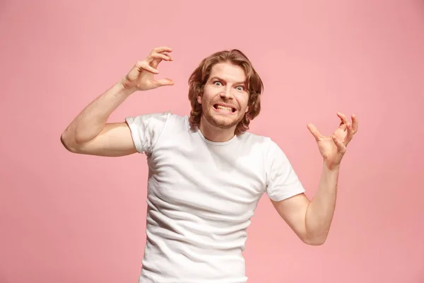 Retrato de um homem com raiva olhando para a câmera isolada em um fundo rosa — Fotografia de Stock