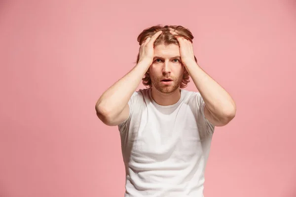 Un hombre con dolor de cabeza. Aislado sobre fondo rosa . — Foto de Stock