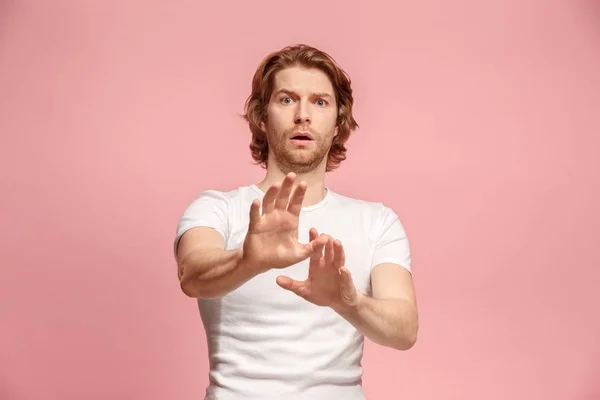 Retrato del hombre asustado en rosa —  Fotos de Stock