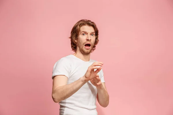 Portret van de bang man op roze — Stockfoto