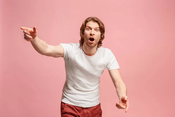 Hermoso retrato masculino de media longitud aislado en el fondo del estudio rosa. El joven emocional sorprendido hombre —  Fotos de Stock