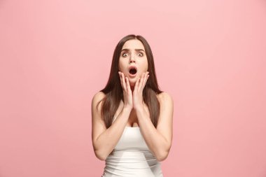 Güzel kadın sürpriz izole üzerinde pembe arıyor