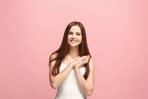 De gelukkige zakenvrouw permanent en glimlachend tegen roze achtergrond. — Stockfoto