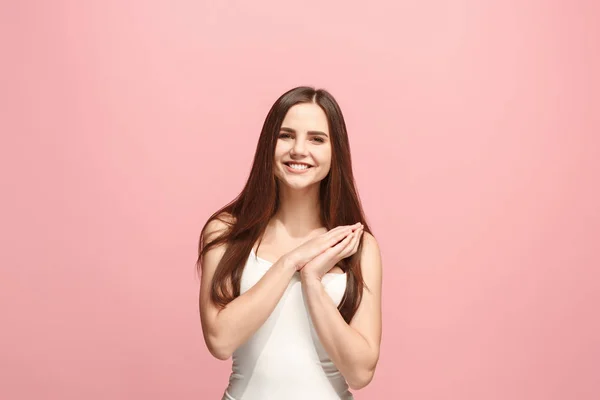 A mulher de negócios feliz de pé e sorrindo contra fundo rosa . — Fotografia de Stock