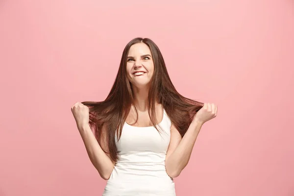 La mujer de ojos entrecerrados con expresión extraña aislada en rosa —  Fotos de Stock