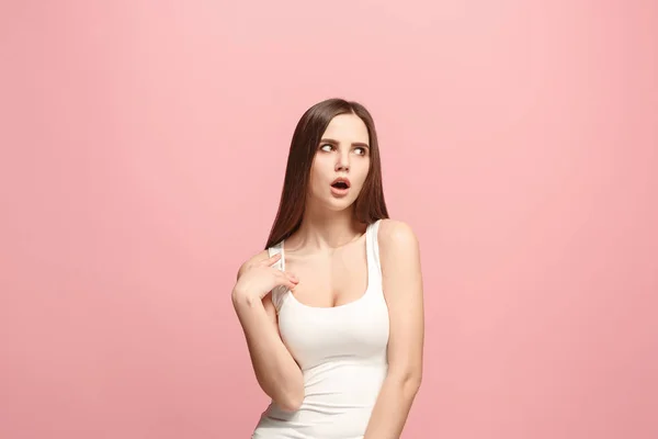 Lasciami pensare. Dubbia donna pensierosa con espressione premurosa fare la scelta contro sfondo rosa — Foto Stock