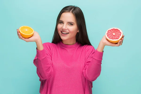 Beau visage de femme avec orange juteuse — Photo