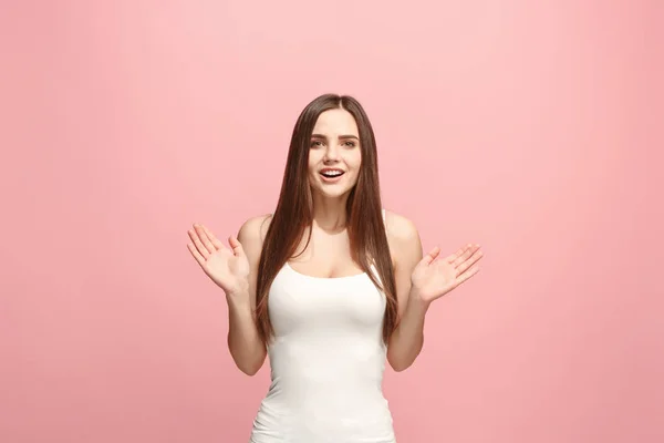 La mujer de negocios feliz de pie y sonriendo sobre el fondo rosa . —  Fotos de Stock