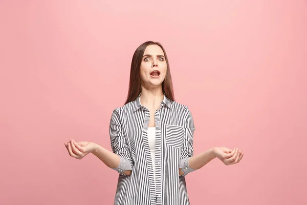 Hermoso retrato femenino de media longitud aislado en el fondo del estudio rosa. La joven mujer emocional sorprendida — Foto de Stock