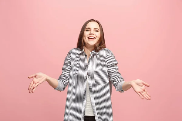 Wunderschönes weibliches, halblanges Porträt isoliert auf rosa Studiohintergrund. die junge emotional überraschte Frau — Stockfoto