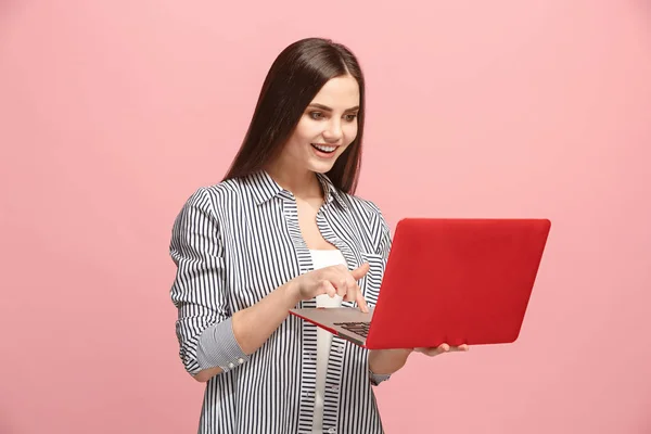 Geschäftsfrau mit Laptop im rosa Studio — Stockfoto