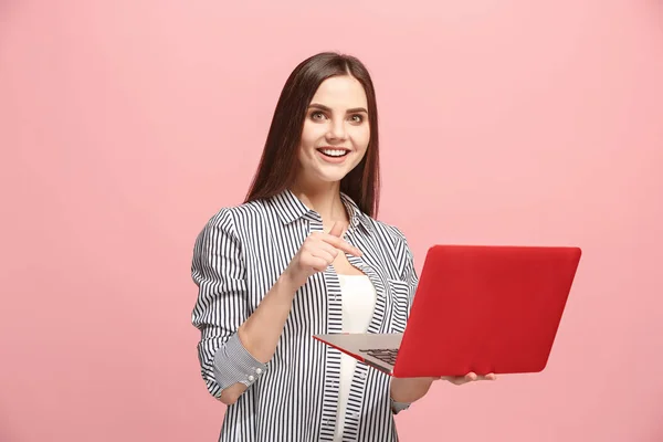 Geschäftsfrau mit Laptop im rosa Studio — Stockfoto