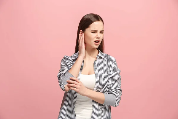 Ohrenschmerzen. die traurige Frau mit Kopfschmerzen oder Schmerzen auf rosa Studiohintergrund. — Stockfoto