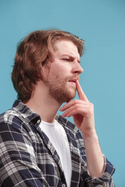 Genç ciddi düşünceli iş adamı. Şüphe kavramı.