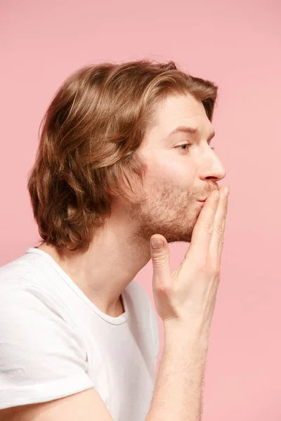 Portret van aantrekkelijke leuke man met kus geïsoleerd op roze achtergrond — Stockfoto