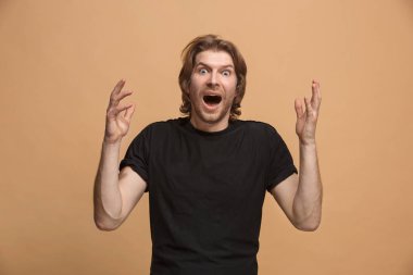 Şaşırmış görünen çekici adam üzerine pastel izole genç