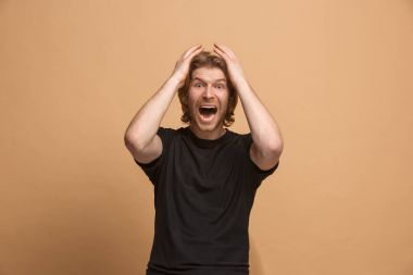 Şaşırmış görünen çekici adam üzerine pastel izole genç