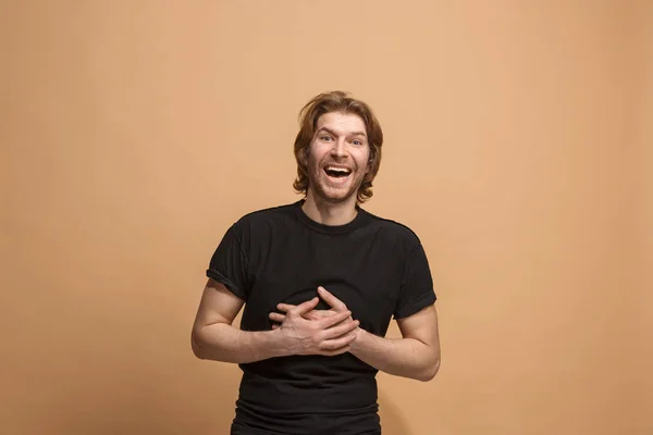 O homem de negócios feliz de pé e sorrindo contra o fundo pastel . — Fotografia de Stock