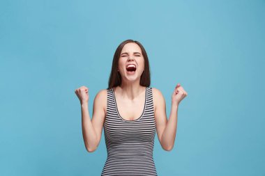 Kazanan başarılı kadın mutlu kendinden geçmiş bir kazanan olmak kutluyor. Dinamik enerjik görüntü kadın modeli