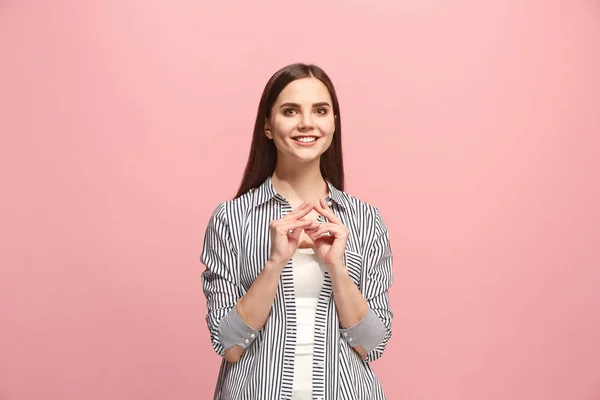 A mulher de negócios feliz de pé e sorrindo contra fundo rosa . — Fotografia de Stock