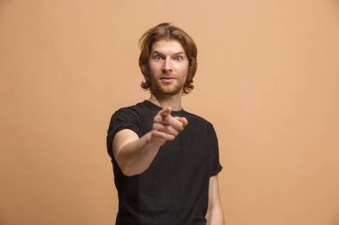 Mutlu iş adamı sen üzerine gelin ve istediğiniz, yarı uzunluk portre portre pastel arka plan üzerinde.