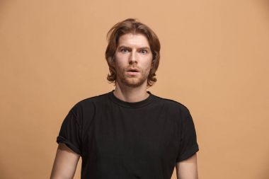 Şaşırmış görünen çekici adam üzerine pastel izole genç
