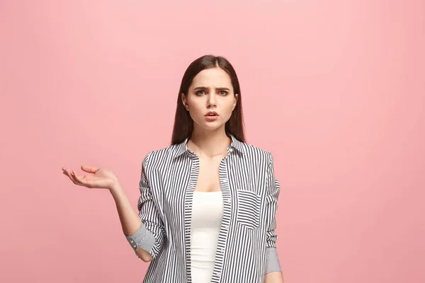 Lasst mich nachdenken. zweifelnde nachdenkliche Frau mit nachdenklichem Gesichtsausdruck, die vor rosa Hintergrund die Wahl trifft — Stockfoto