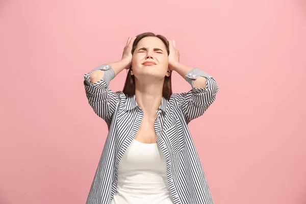 Kvinna att ha huvudvärk. Isolerade över pastell bakgrund. — Stockfoto