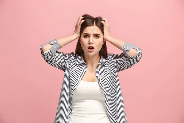 Bella donna in stress isolato su rosa — Foto Stock