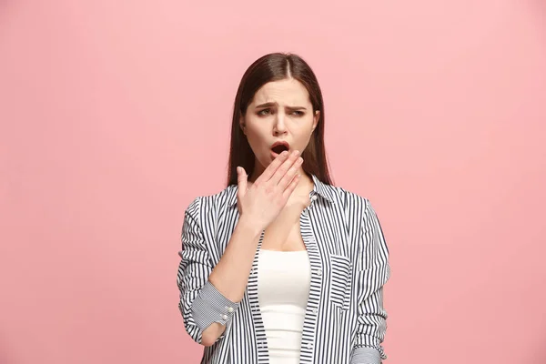 Hermosa mujer aburrida aburrida aislada sobre fondo rosa — Foto de Stock