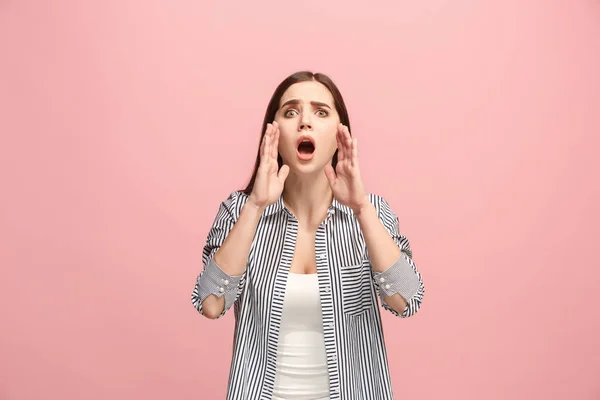 La joven mujer enojada emocional gritando en el fondo del estudio rosa —  Fotos de Stock