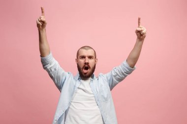 Kazanan başarı adam mutlu kendinden geçmiş bir kazanan olmak kutluyor. Dinamik enerjik görüntü erkek modeli