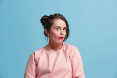 Güzel kadın sürpriz olarak izole mavi arıyor