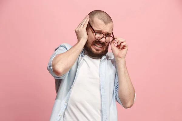 El dolor de oído. El hombre triste con dolor de cabeza o dolor en un fondo de estudio rosa . —  Fotos de Stock