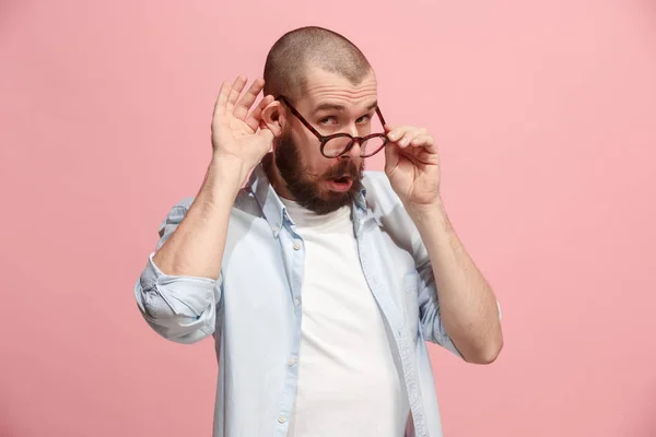 Der glückliche Geschäftsmann stehend und der junge Mann zuhörend — Stockfoto