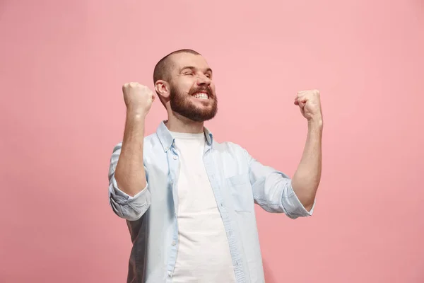 Ganar el éxito hombre feliz extático celebrando ser un ganador. Imagen energética dinámica del modelo masculino — Foto de Stock