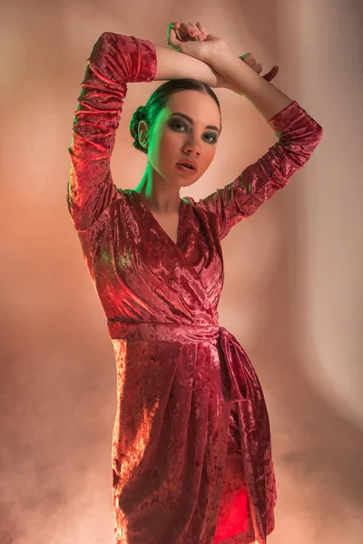 Alta moda mulher modelo em luzes brilhantes coloridas posando em estúdio, — Fotografia de Stock