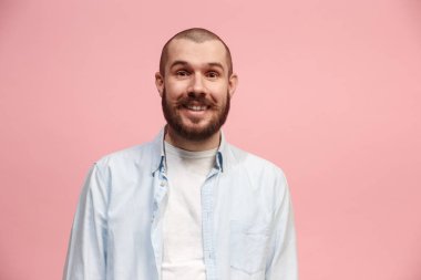 Ayakta ve pembe bir arka plan karşı gülümseyen mutlu iş adamı.
