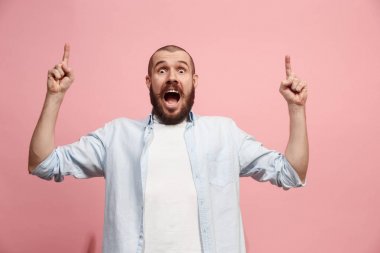 Kazanan başarı adam mutlu kendinden geçmiş bir kazanan olmak kutluyor. Dinamik enerjik görüntü erkek modeli