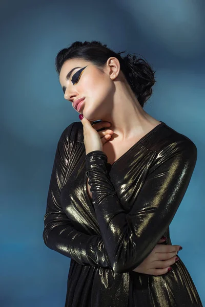 Mujer joven de moda en vestido negro estilish. Glamour modelo sexy en pose de moda, maquillaje elegante, tacones de moda . —  Fotos de Stock