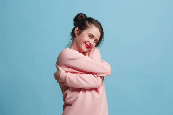 The happy business woman standing and smiling against pastel background. — Stock Photo, Image