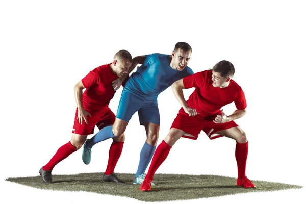 Jogadores de futebol atacando para a bola sobre fundo branco — Fotografia de Stock