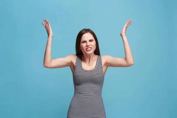 Retrato de una mujer enojada mirando la cámara aislada sobre un fondo azul —  Fotos de Stock