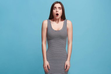 Güzel kadın sürpriz olarak izole mavi arıyor