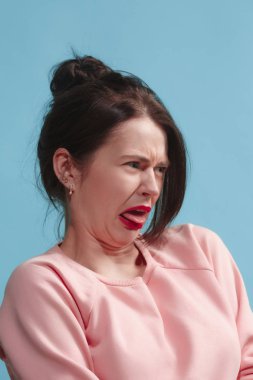 Mavi izole bir şey geçirmeyen tiksinti ifadesi olan kadın