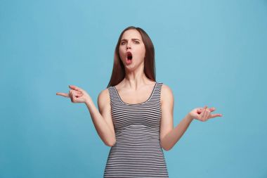 Mavi bir arka plan üzerinde izole kamera bakarak bir argue kadın portresi