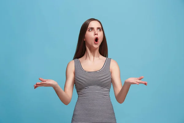 Retrato de uma mulher discutindo olhando para câmera isolada em um fundo azul — Fotografia de Stock