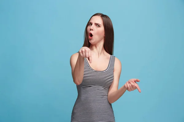 Retrato de una mujer discutiendo mirando la cámara aislada sobre un fondo azul — Foto de Stock