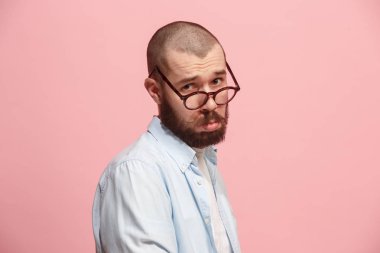 Güzel erkek arıyorum şaşırttı ve izole üzerinde pembe şaşkın