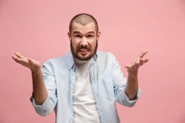 Pembe studio backgroud izole güzel erkek varoluş portre. Genç duygusal şaşırmış adam